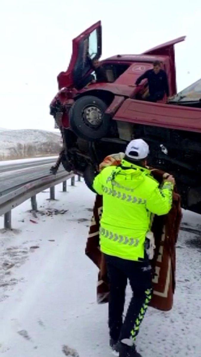 Sivas'ta polis, kazazedenin üzerini battaniyeyle örttü