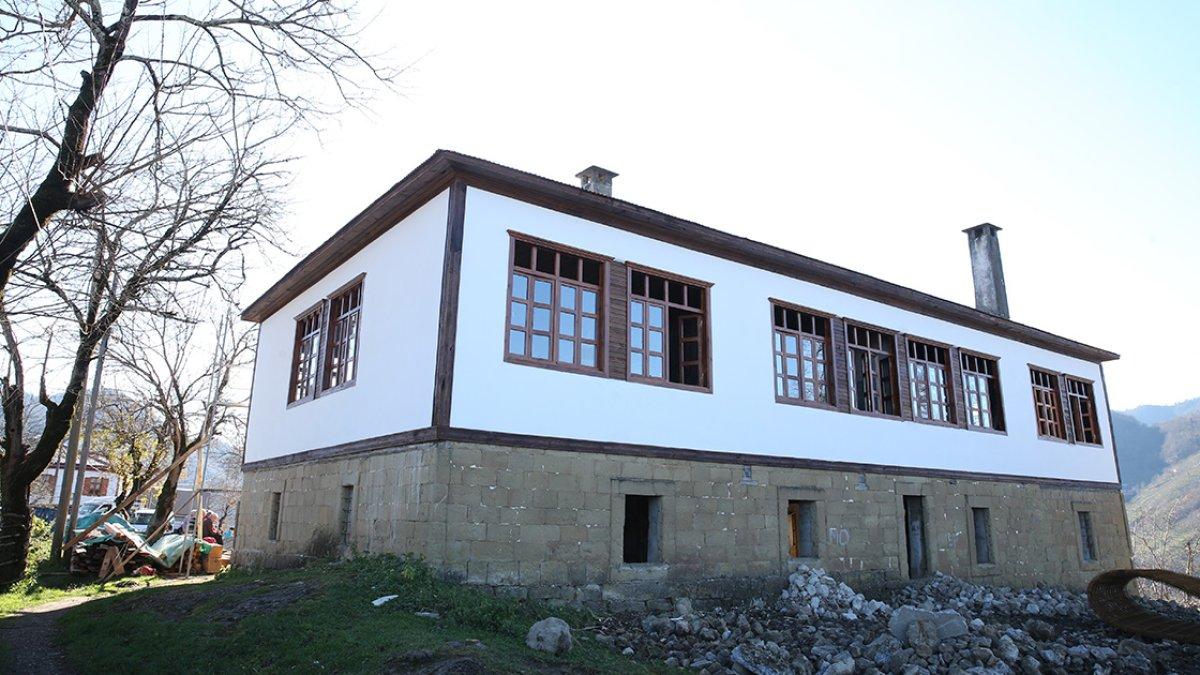 Giresun'da restore edilen tarihi okul önünde 90 yıl önceki fotoğraf yeniden çektirildi