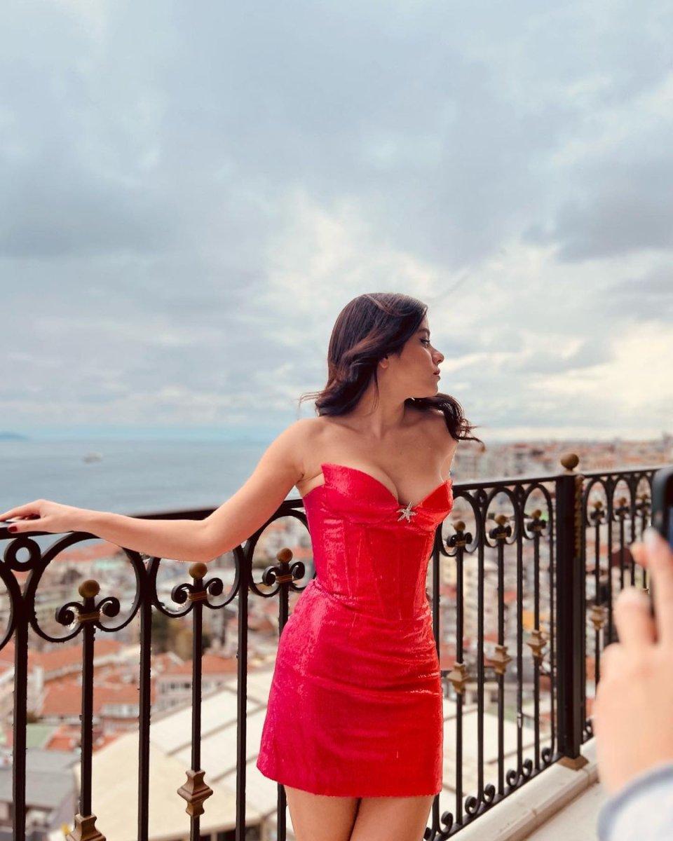 Göğüs dekolteli elbise giyen İlayda Alişan, çok beğenildi