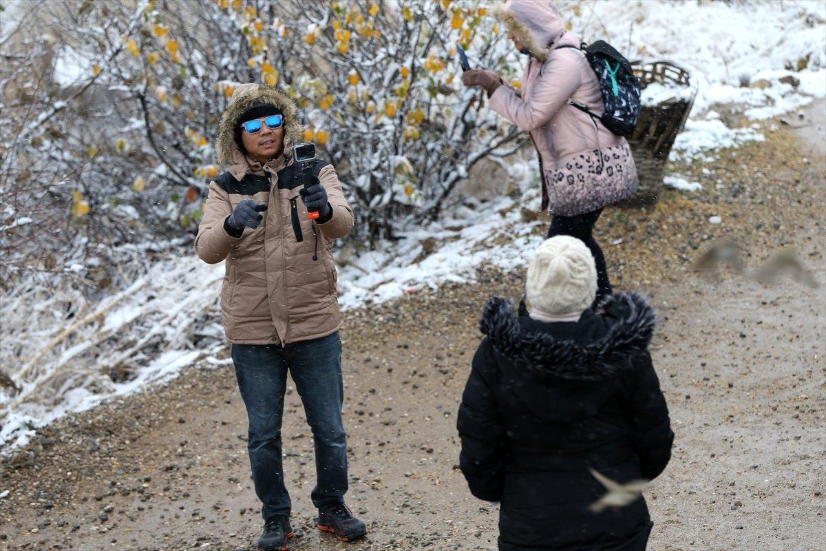 Kapadokya'daki kar yağışı turistlerden yoğun ilgi gördü