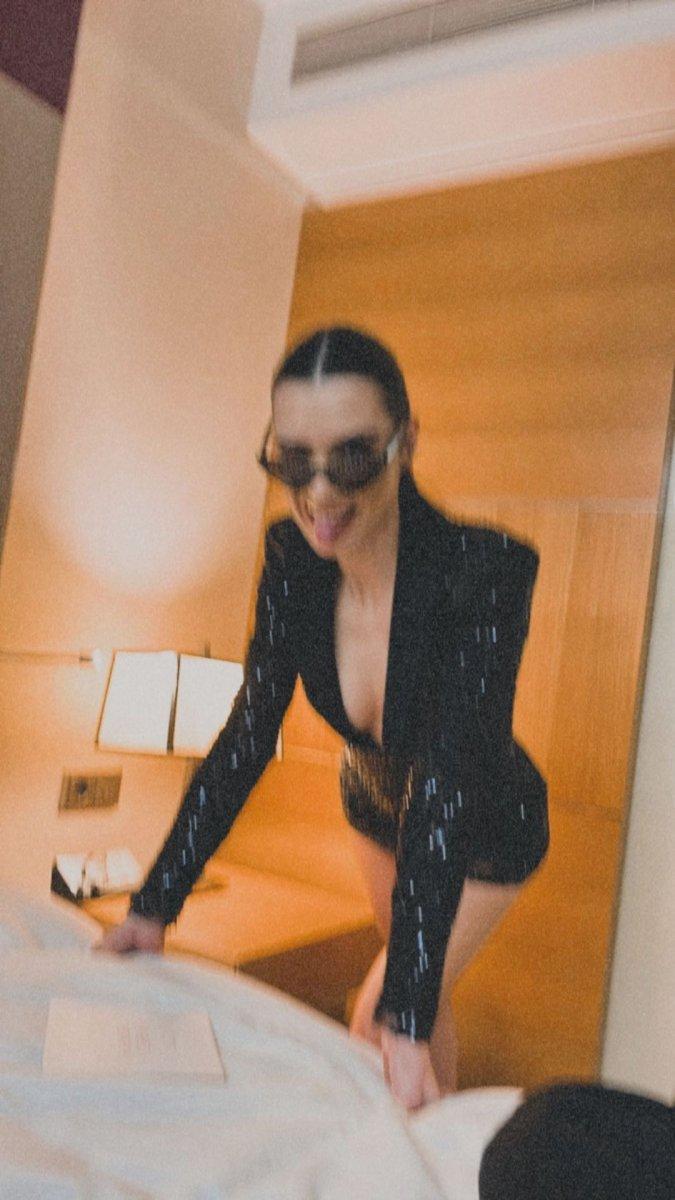 Burcu Kıratlı'dan iddialı kombin