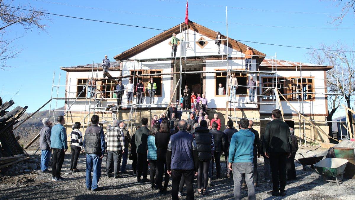 Giresun'da restore edilen tarihi okul önünde 90 yıl önceki fotoğraf yeniden çektirildi