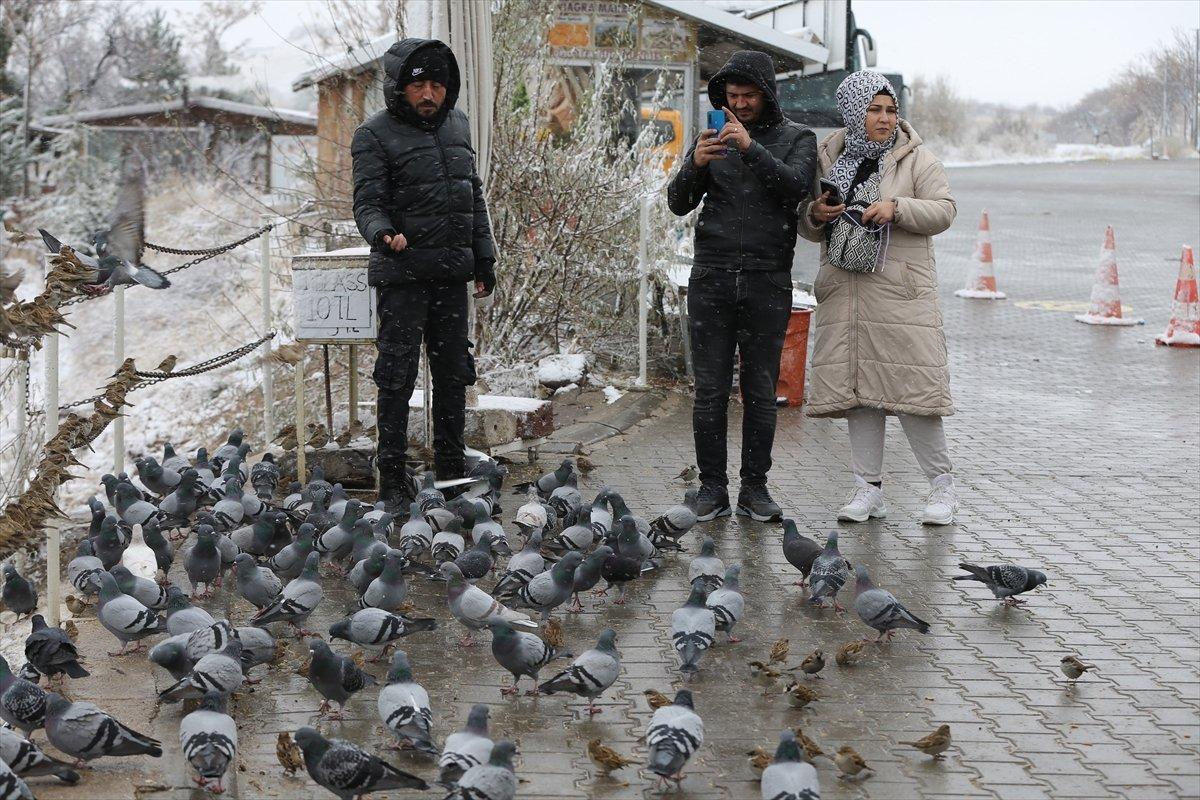 Kapadokya'daki kar yağışı turistlerden yoğun ilgi gördü