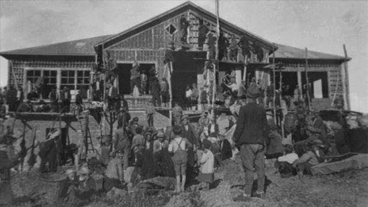 Giresun'da restore edilen tarihi okul önünde 90 yıl önceki fotoğraf yeniden çektirildi