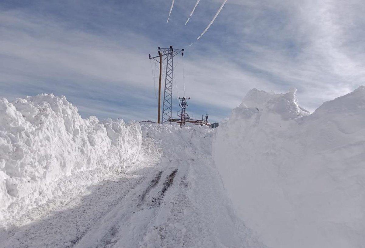 Hakkari'de 3 metreyi bulan kar ile mücadele