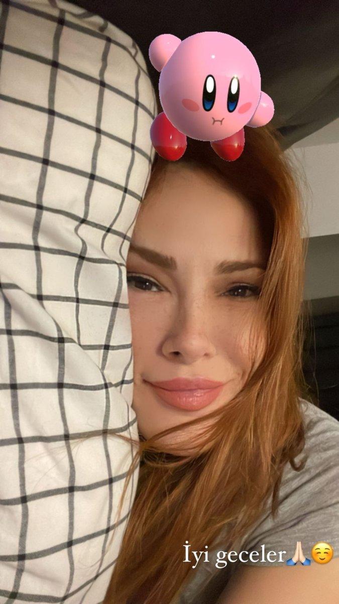 Mine Tugay, yatakta poz verdi