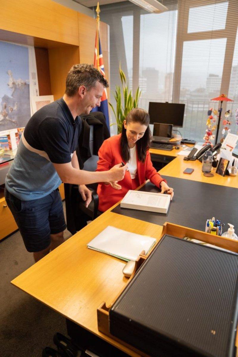 Başbakan Jacinda Ardern’in küfürleri açık artırmada satılıyor