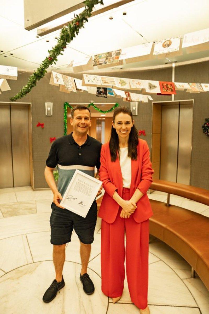 Başbakan Jacinda Ardern’in küfürleri açık artırmada satılıyor