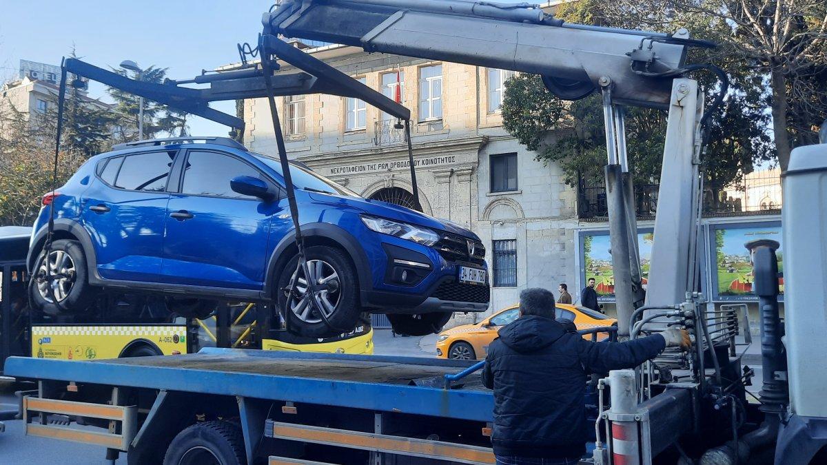 İstanbul'da denetime ağzında sigarayla yakalanan taksiciye ceza