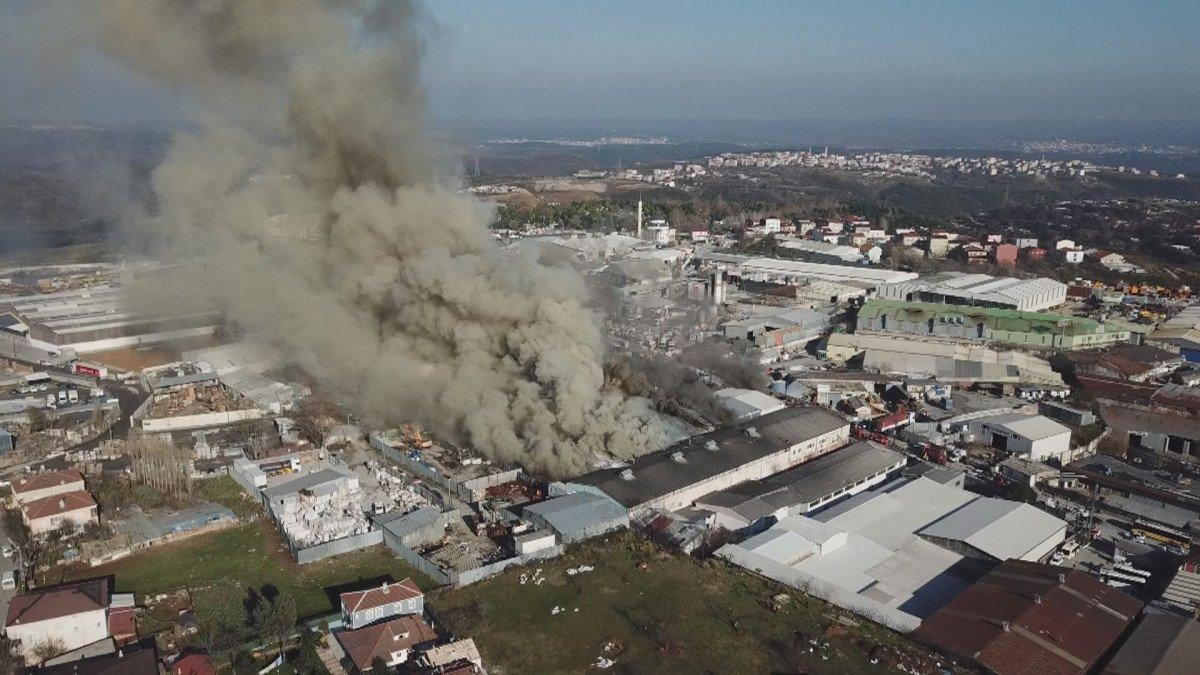Eyüpsultan'da araç filtresi fabrikasında yangın çıktı