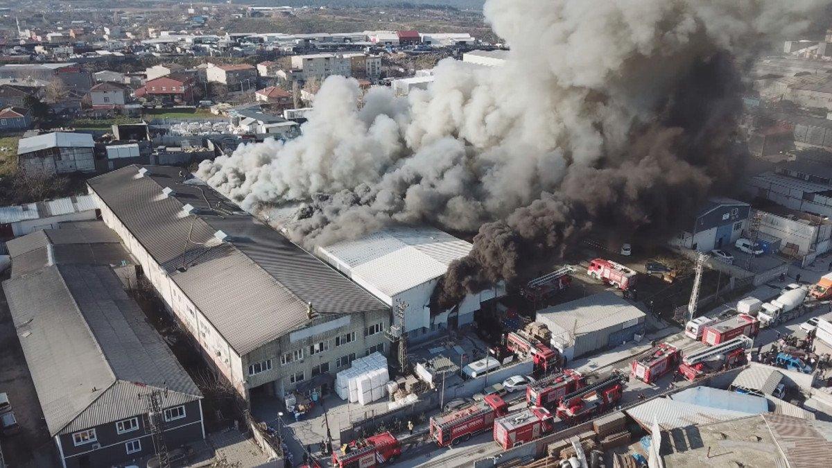 Eyüpsultan'da araç filtresi fabrikasında yangın çıktı
