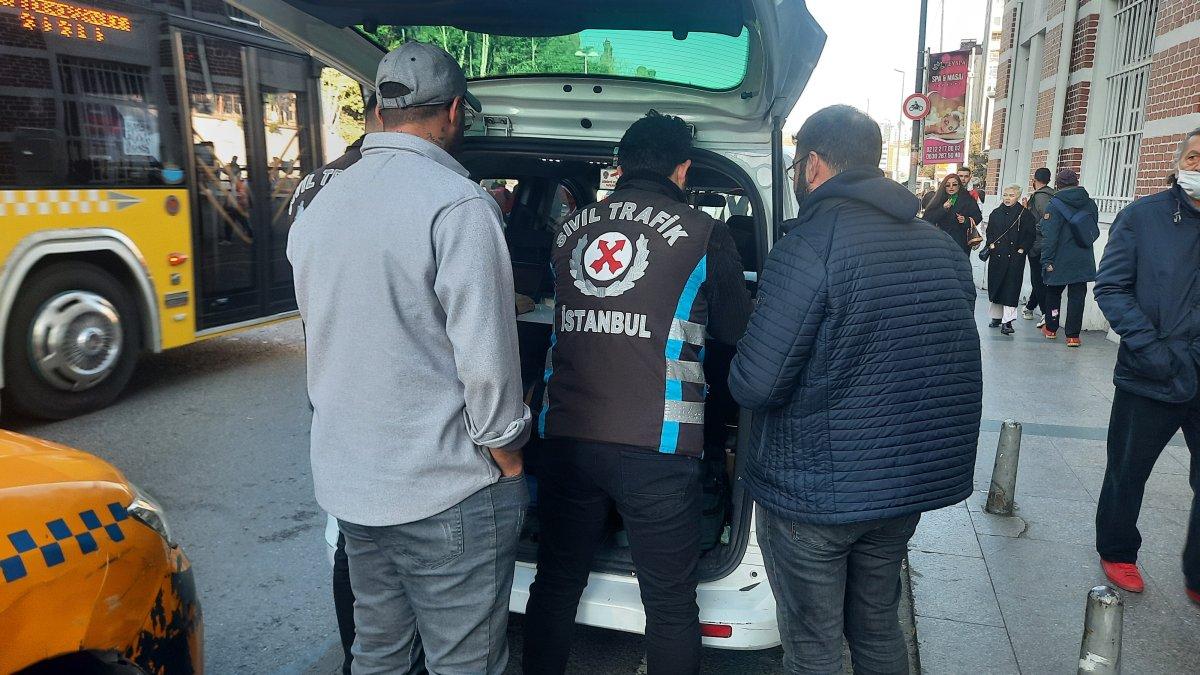 İstanbul'da denetime ağzında sigarayla yakalanan taksiciye ceza
