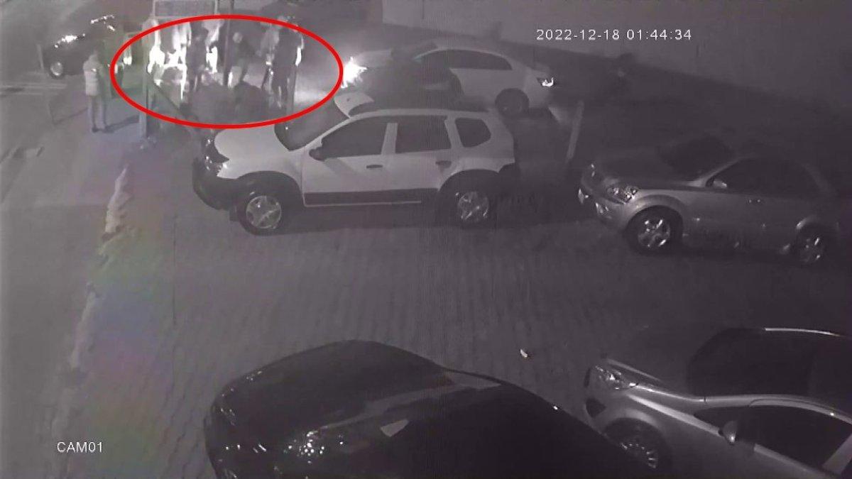 Sakarya’da kendi galerilerinin önünde ölesiye darbedildiler