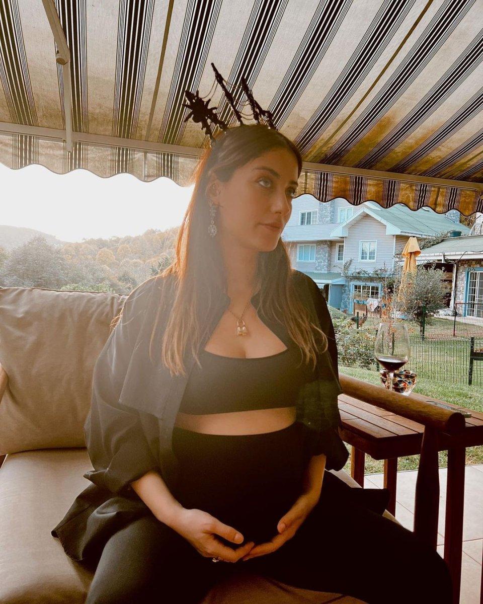 Hazal Kaya: Biz bu evde çok hamileyiz