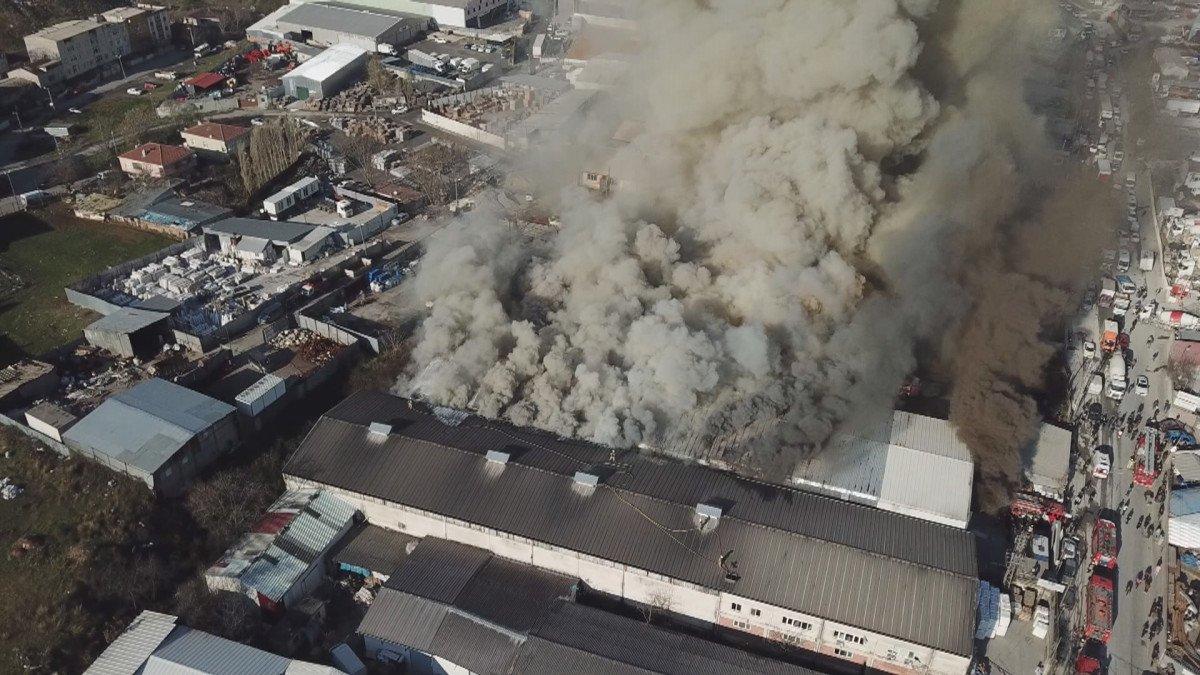 Eyüpsultan'da araç filtresi fabrikasında yangın çıktı