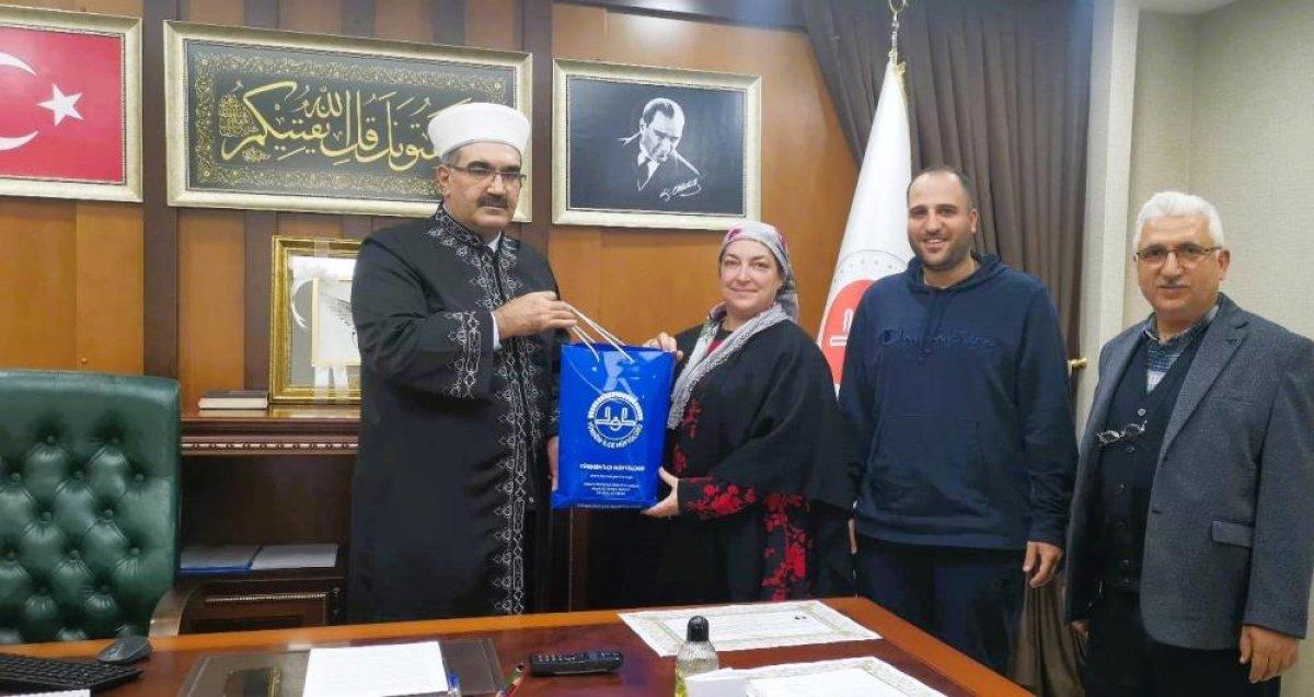 Adana'daki İngiliz genç kadın Müslüman oldu