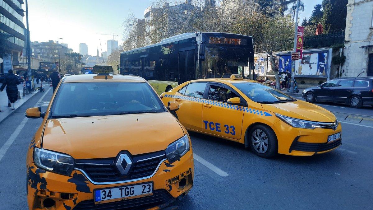İstanbul'da denetime ağzında sigarayla yakalanan taksiciye ceza