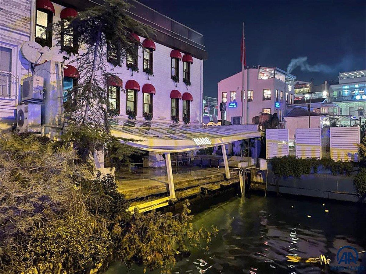 Beşiktaş'ta deniz kenarındaki restoranın balkonu çöktü