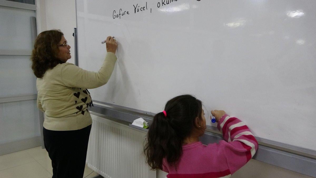 Malatya'da kızı için 63 yaşında okuma yazma öğreniyor