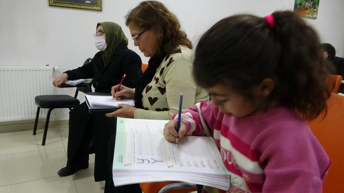 Malatya'da kızı için 63 yaşında okuma yazma öğreniyor