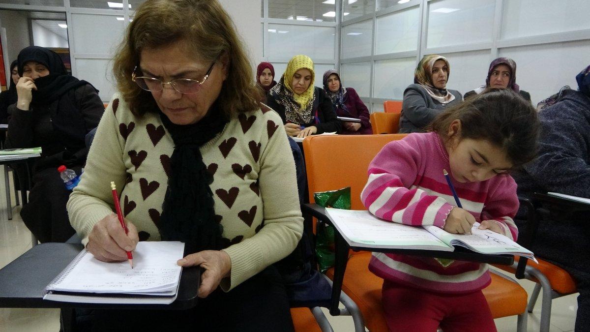 Malatya'da kızı için 63 yaşında okuma yazma öğreniyor