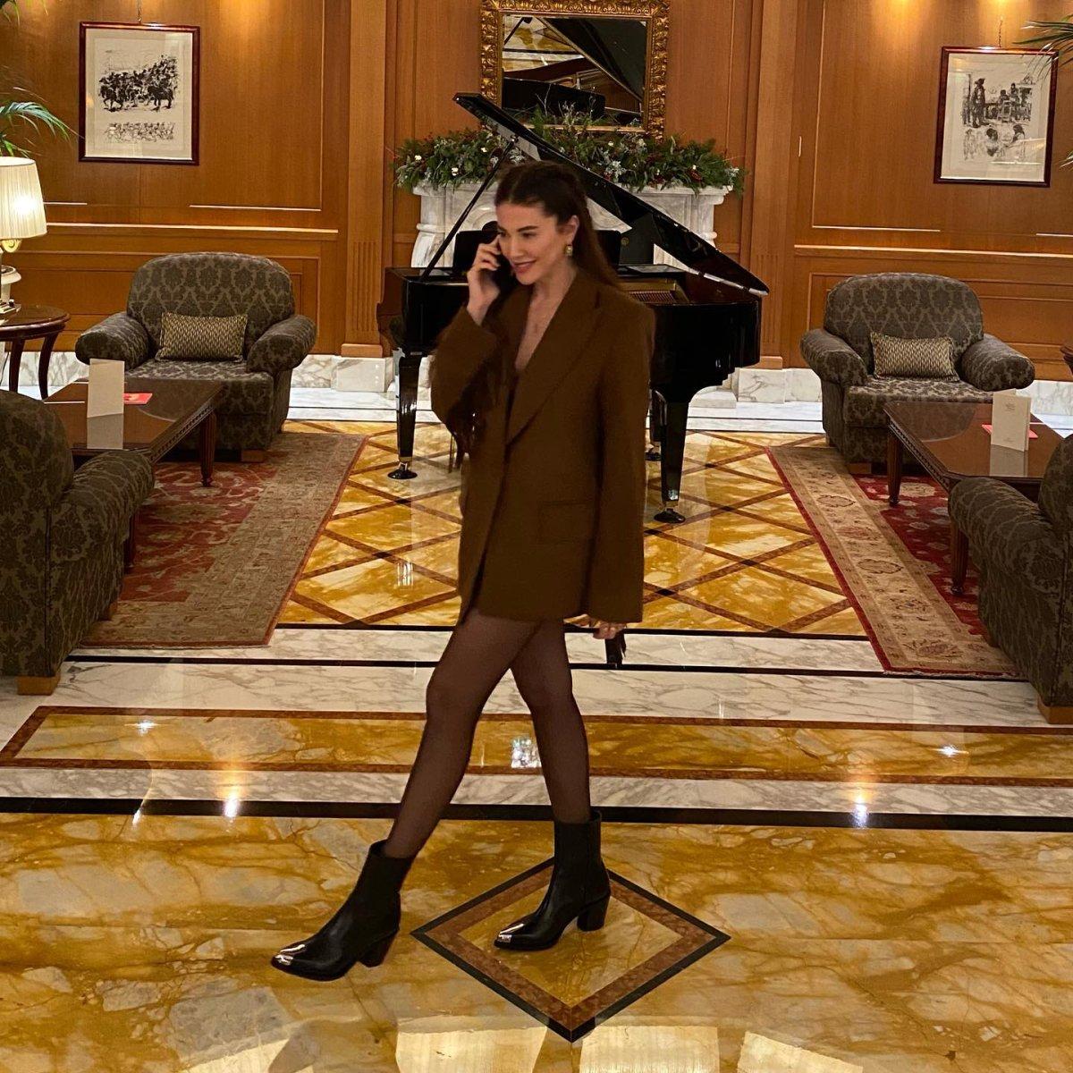 Başak Dizer süper minili ceket elbisesiyle poz verdi