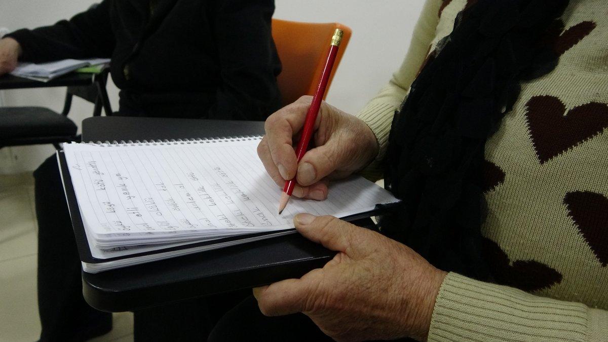 Malatya'da kızı için 63 yaşında okuma yazma öğreniyor