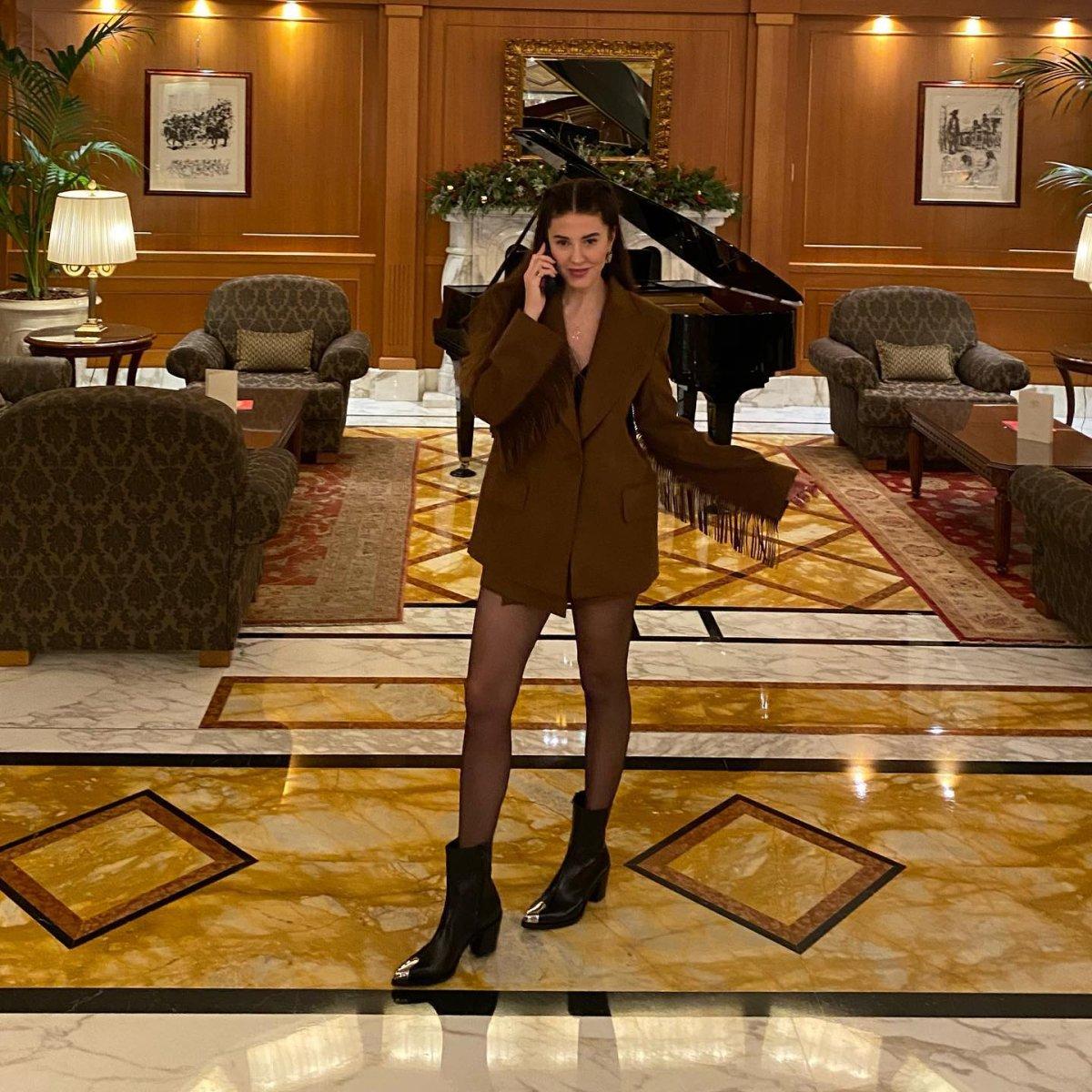 Başak Dizer süper minili ceket elbisesiyle poz verdi