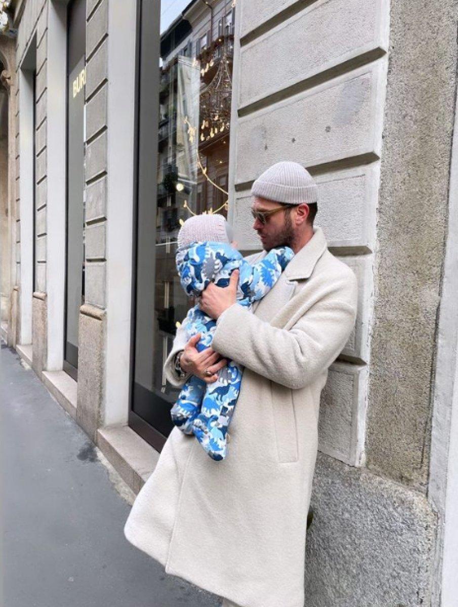 Başak Dizer süper minili ceket elbisesiyle poz verdi