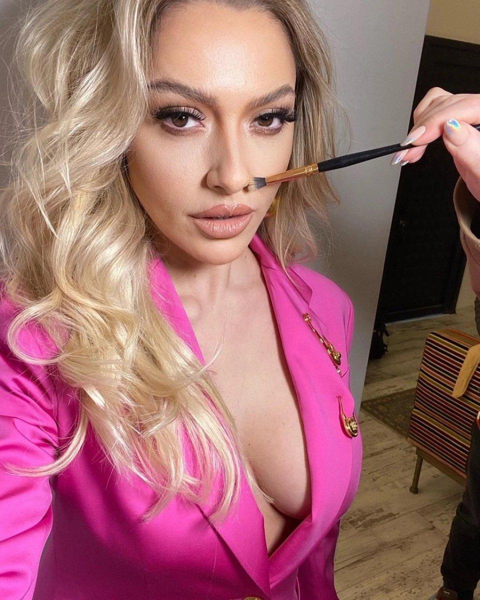 Hadise'nin bacakları dikkat çekti