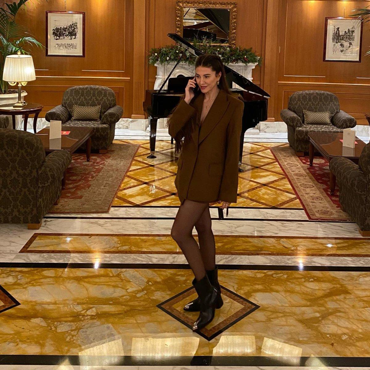 Başak Dizer süper minili ceket elbisesiyle poz verdi