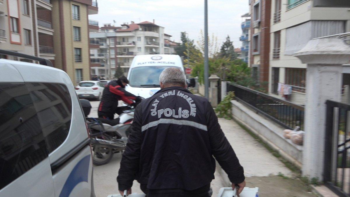 Denizli'de üvey babasını göğsünden bıçaklayan kız gözaltına alındı 