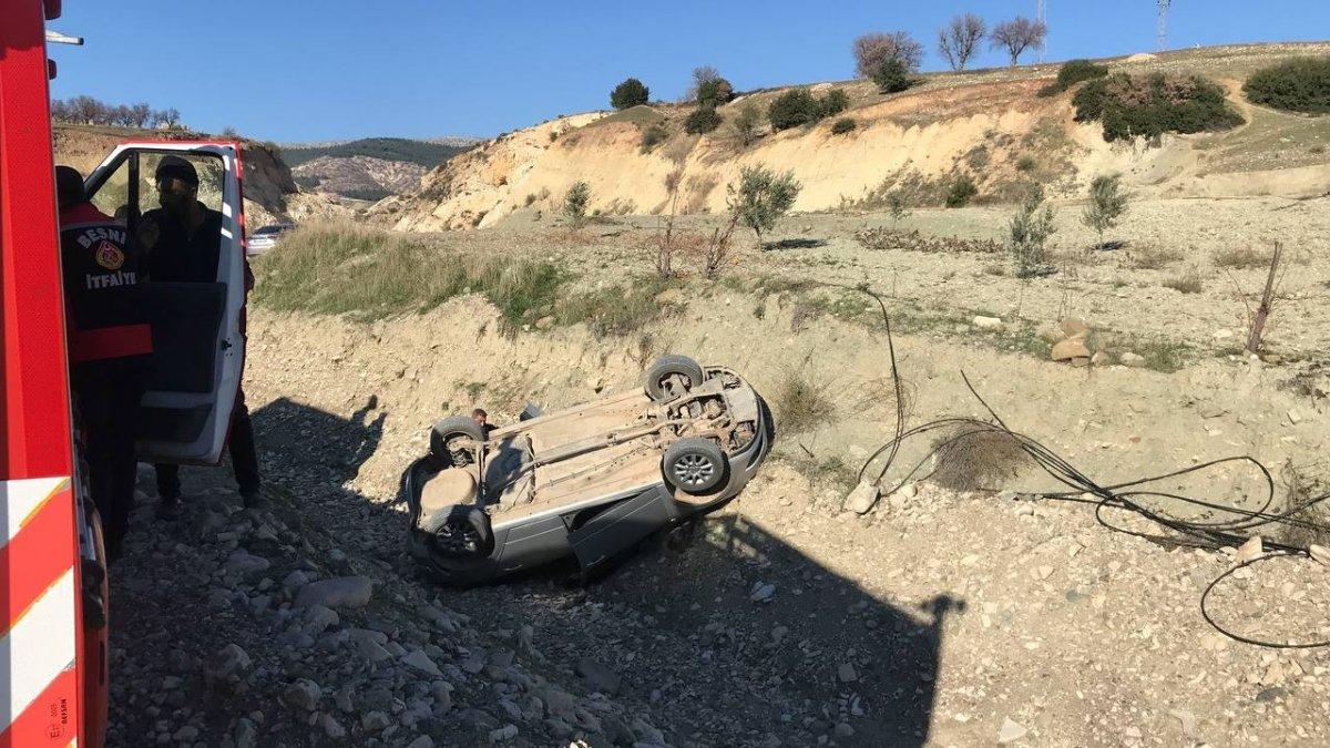 Adıyaman’da otomobil şarampole devrildi