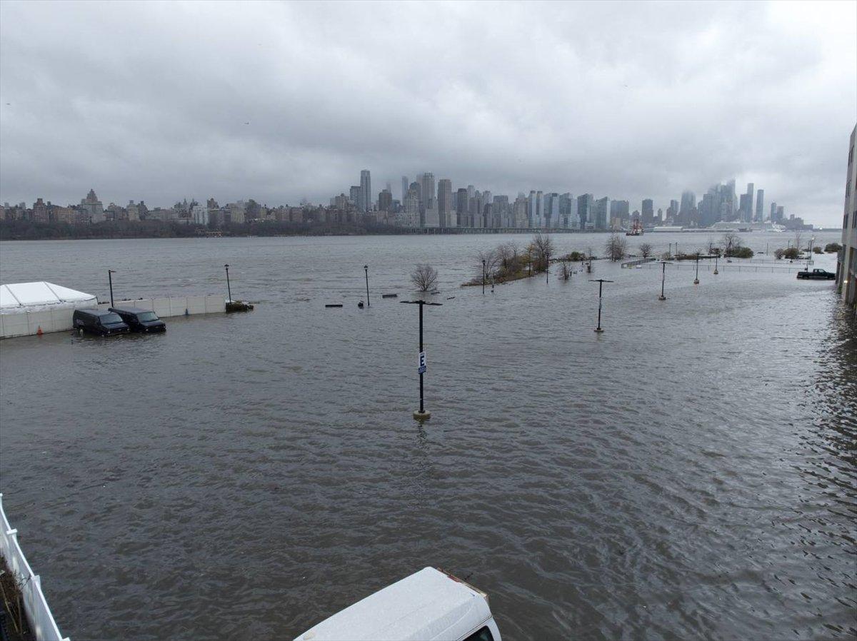 ABD'de kar fırtınası: New York'un kıyı bölgesinde taşkın meydana geldi