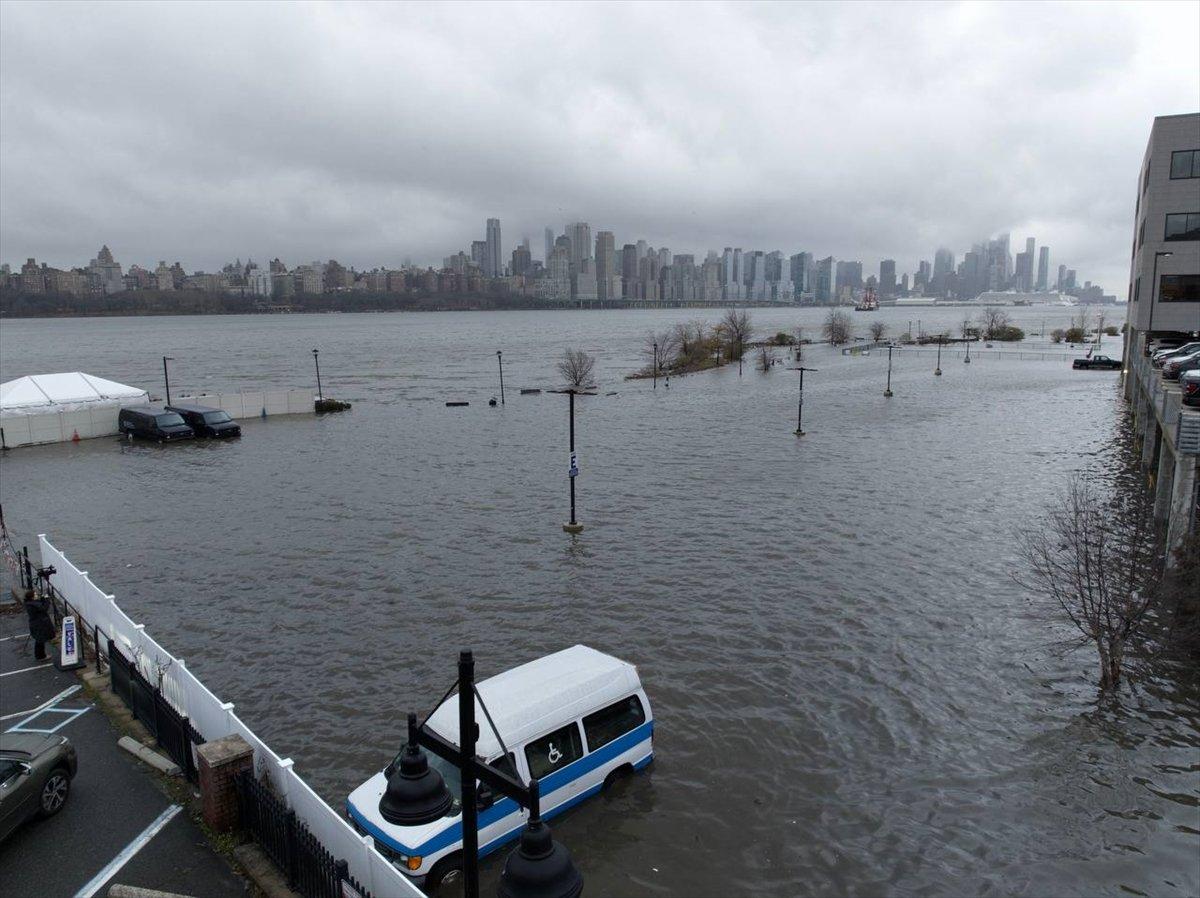ABD'de kar fırtınası: New York'un kıyı bölgesinde taşkın meydana geldi