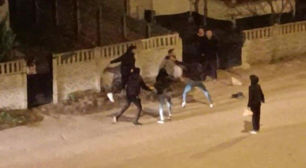 Düzce'de bir grup genç yumruk yumruğa kavga etti