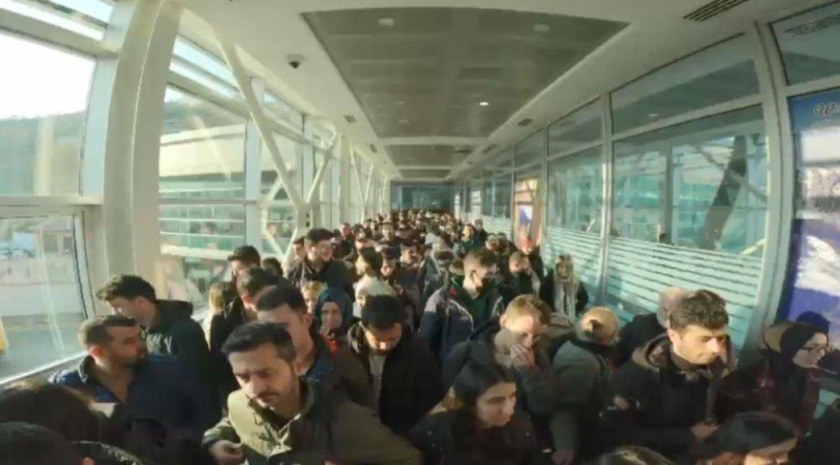 Gürcistan sınır kapısında telefon izdihamı