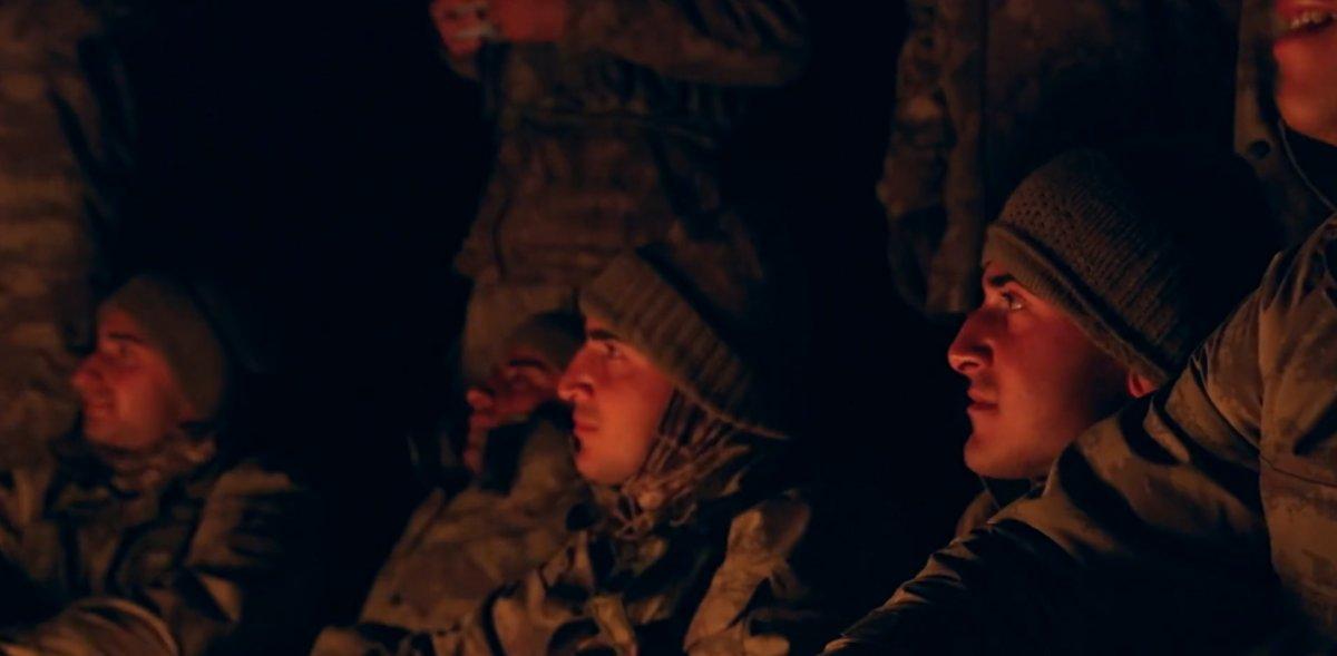 Mehmetçik ateş başında türkü söyledi