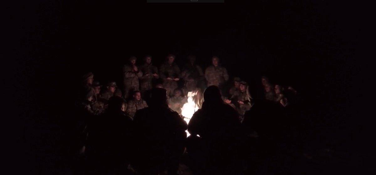 Mehmetçik ateş başında türkü söyledi