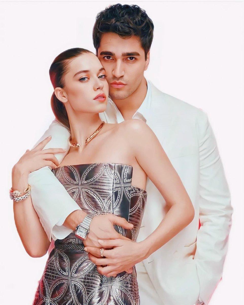 Afra Saraçoğlu ve Mert Ramazan Demir dergi kapağı oldu