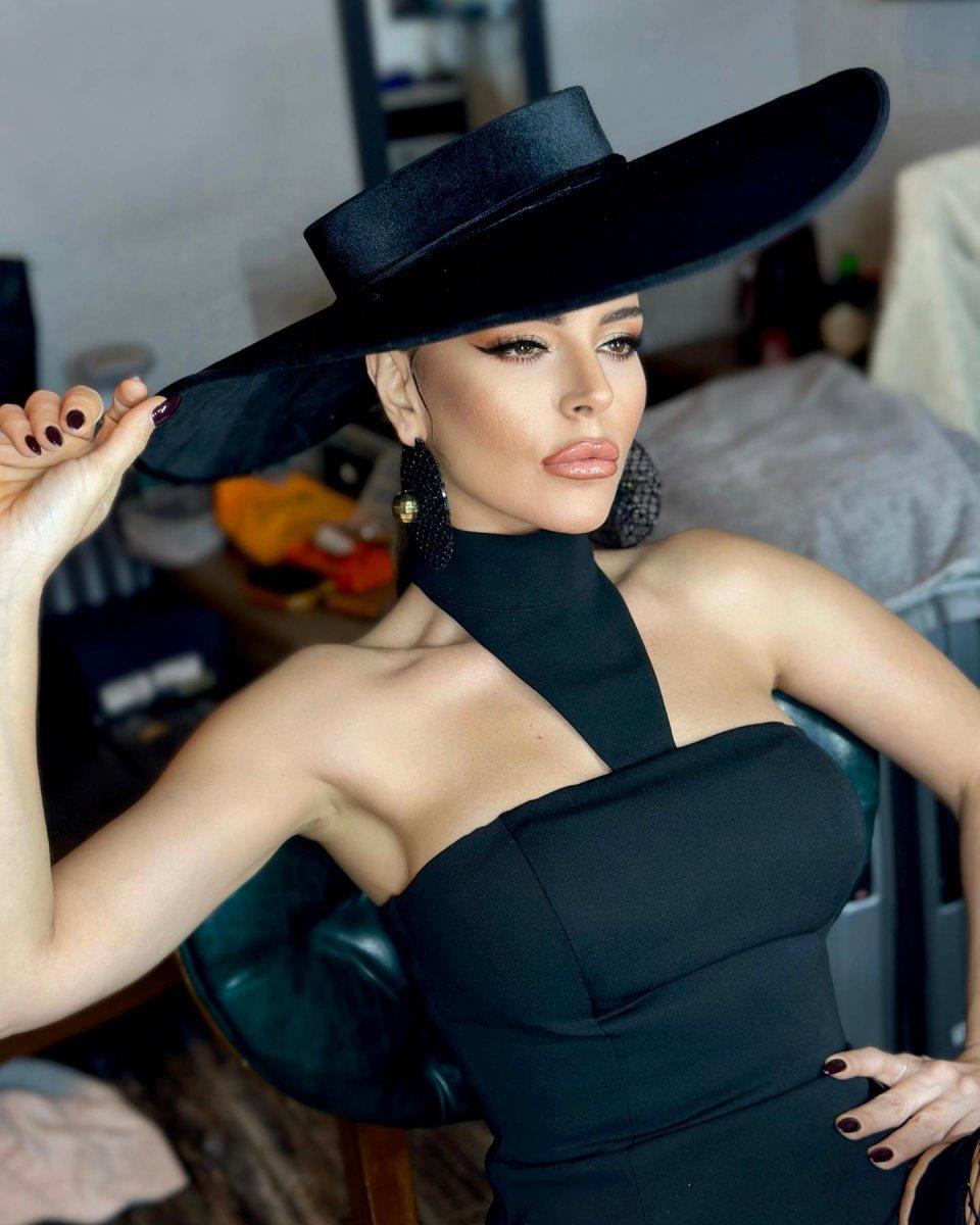 Simge Sağın'ın sahne kostümü olay yarattı