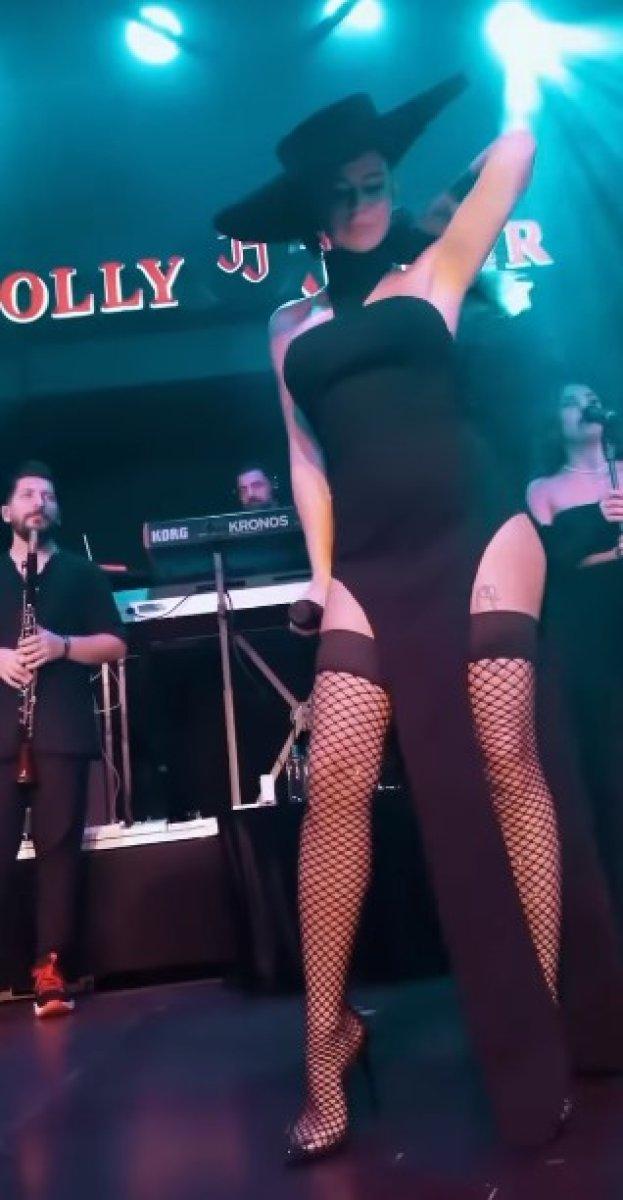 Simge Sağın'ın sahne kostümü olay yarattı