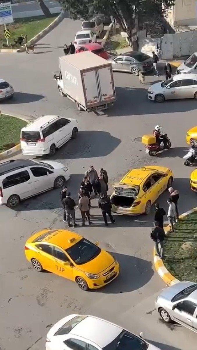 Esenyurt'ta yakın mesafe gerekçesiyle alınmayan yolcu taksiye saldırdı
