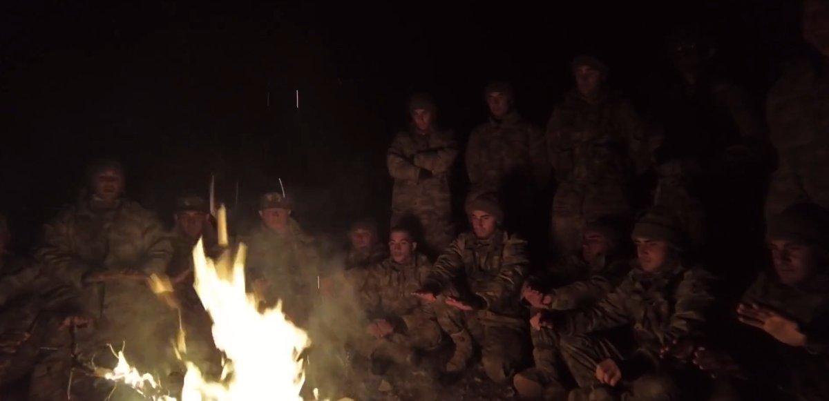 Mehmetçik ateş başında türkü söyledi