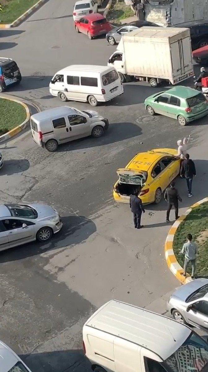 Esenyurt'ta yakın mesafe gerekçesiyle alınmayan yolcu taksiye saldırdı