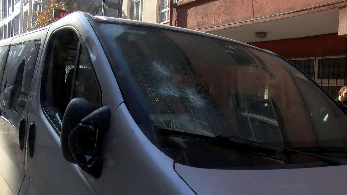 Esenyurt'ta damat dehşeti: Baltayla minibüsü parçaladı