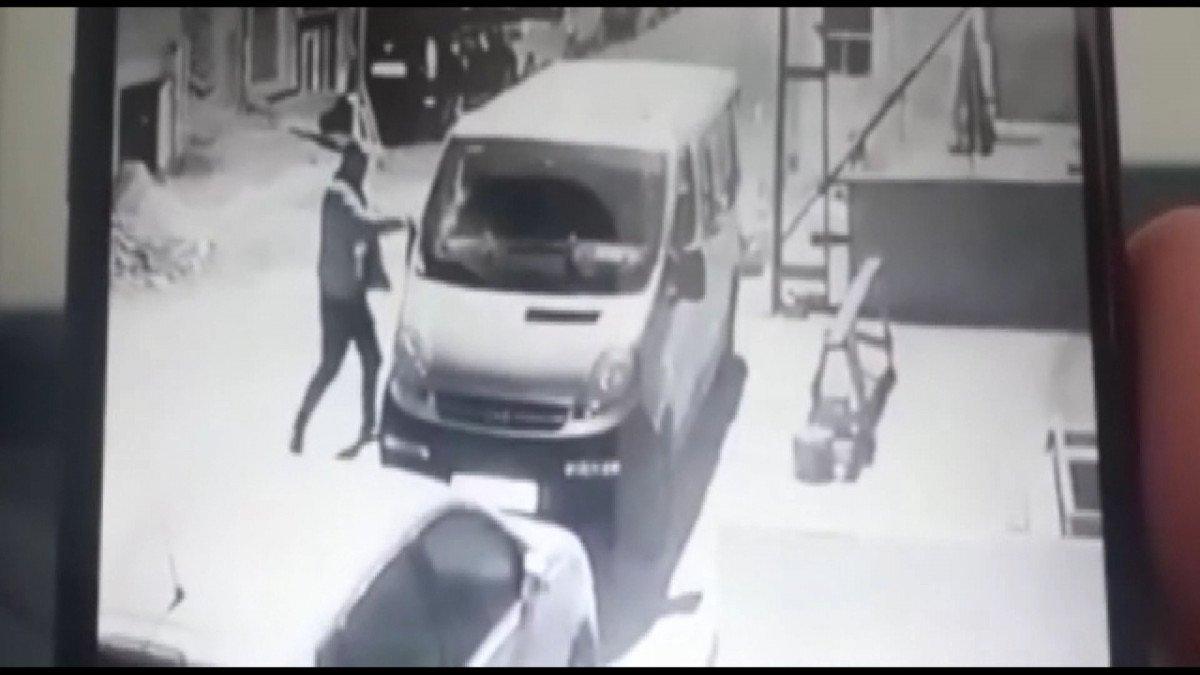 Esenyurt'ta damat dehşeti: Baltayla minibüsü parçaladı