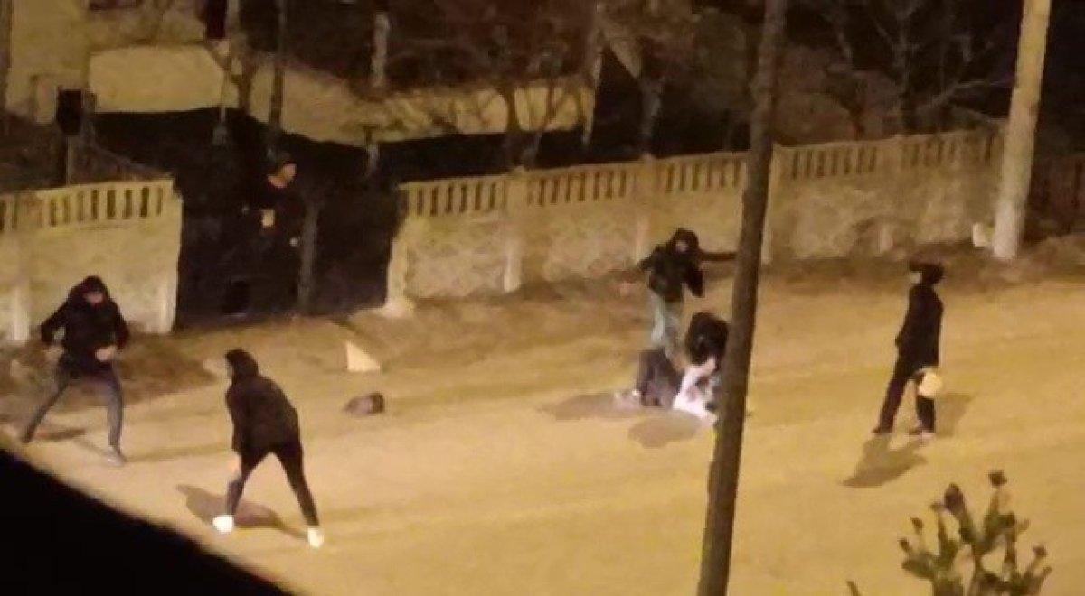 Düzce'de bir grup genç yumruk yumruğa kavga etti