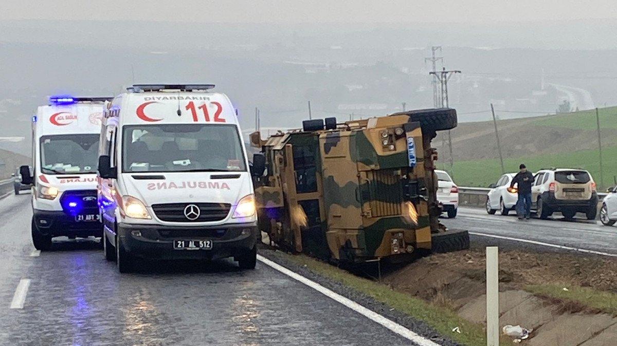 Diyarbakır’da, askeri zırhlı araç devrildi 