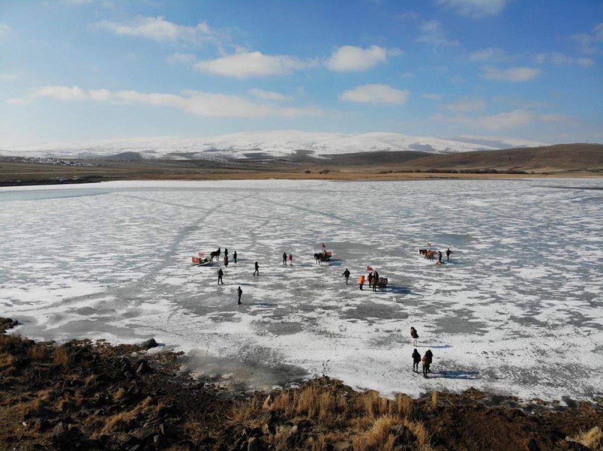 Çıldır Gölü buz tuttu, ziyaretçiler akın etti